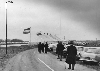 839863 Afbeelding van boeren, op weg naar de voorlichtingsbijeenkomst in een tent in verband met de ruilverkaveling ...